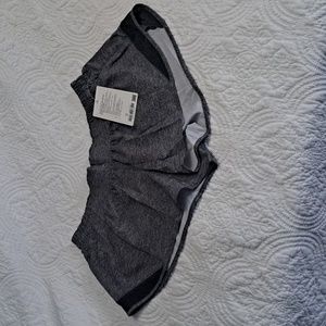 NWT Lululemon Hotty Hot LR Short 2.5" Lined size 12, Heather Black